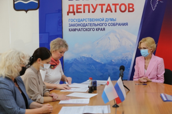 irina-jarovaja-podala-dokumenty-na-vydvizhenie-kandidatom-v-deputaty-gosdumy-rf-photo-big.jpg