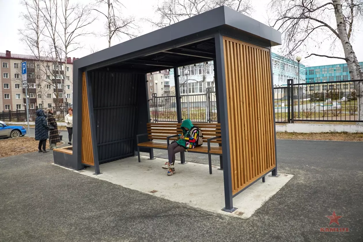 sakhalin-busstop01.webp.c5e470fa826d6f128c06f6437b6e8d93.webp